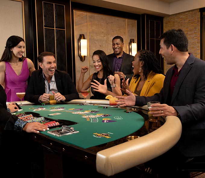 Illustration eines Casino-Tisches, der die Atmosphäre von Tischspielen wie Blackjack oder Roulette symbolisiert, wie sie auch bei 5Gringos angeboten werden.