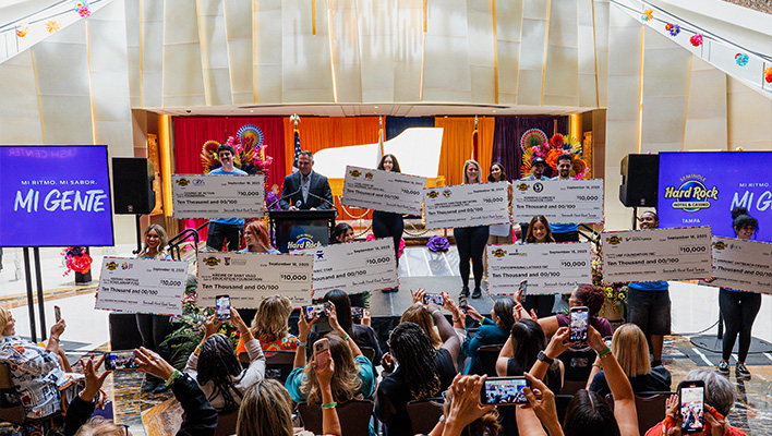 Seminole Hard Rock Tampa presenta $10,000 a 10 organizaciones hispanas locales en el área de la Bahía de Tampa